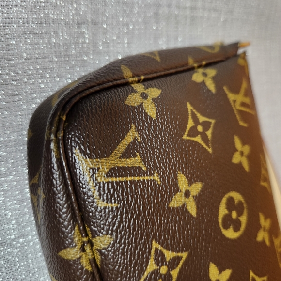 Authentic Louis Vuitton Pochette Accesoires - Picture 12 of 17